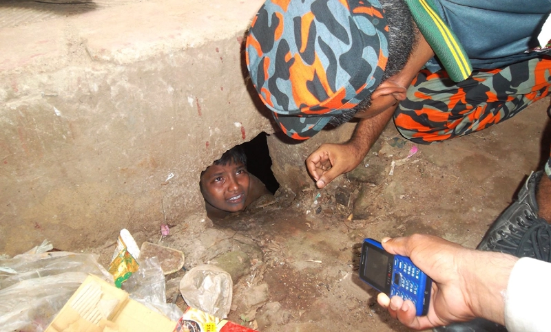 যশোরে ভয়াবহ ঘটনা : ড্রেন কেটে ৩ শিশু-কিশোর উদ্ধার